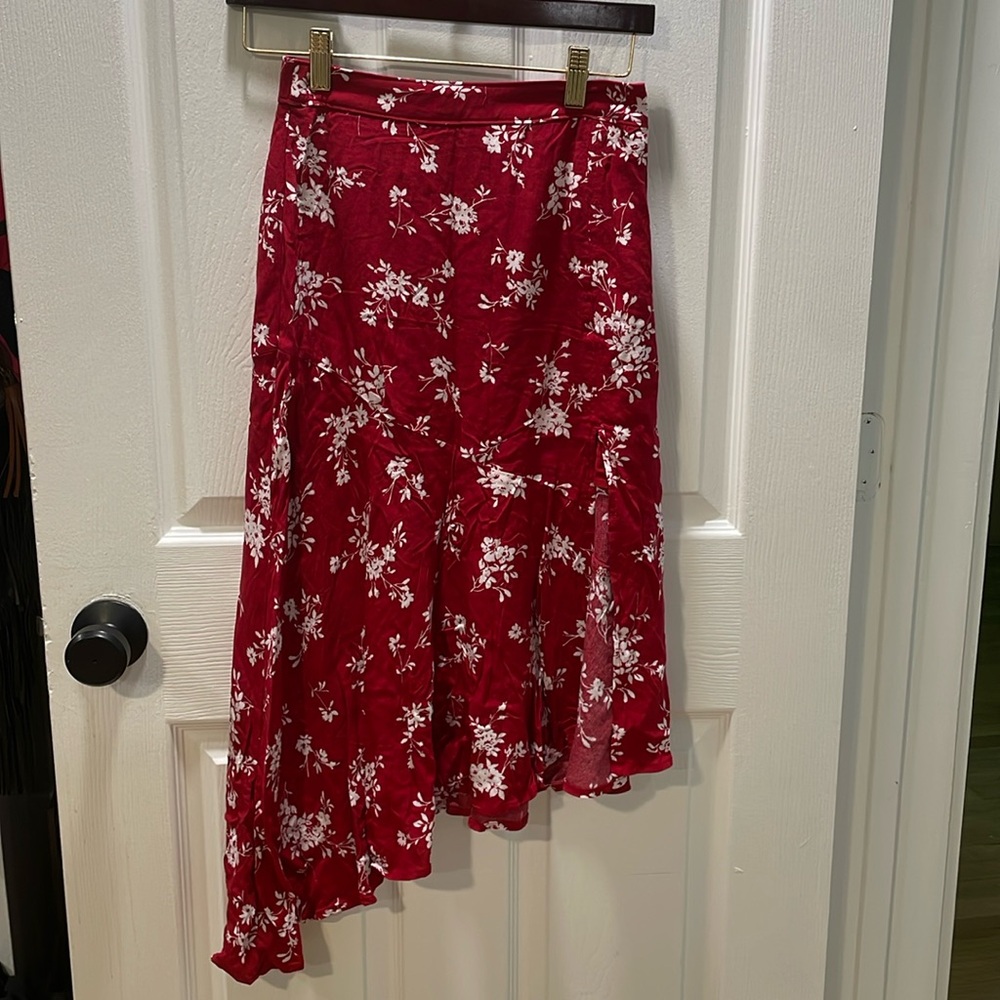 NWT Abercrombie & Fitch Red/white Floral Asymmetric skirt with slit XSP